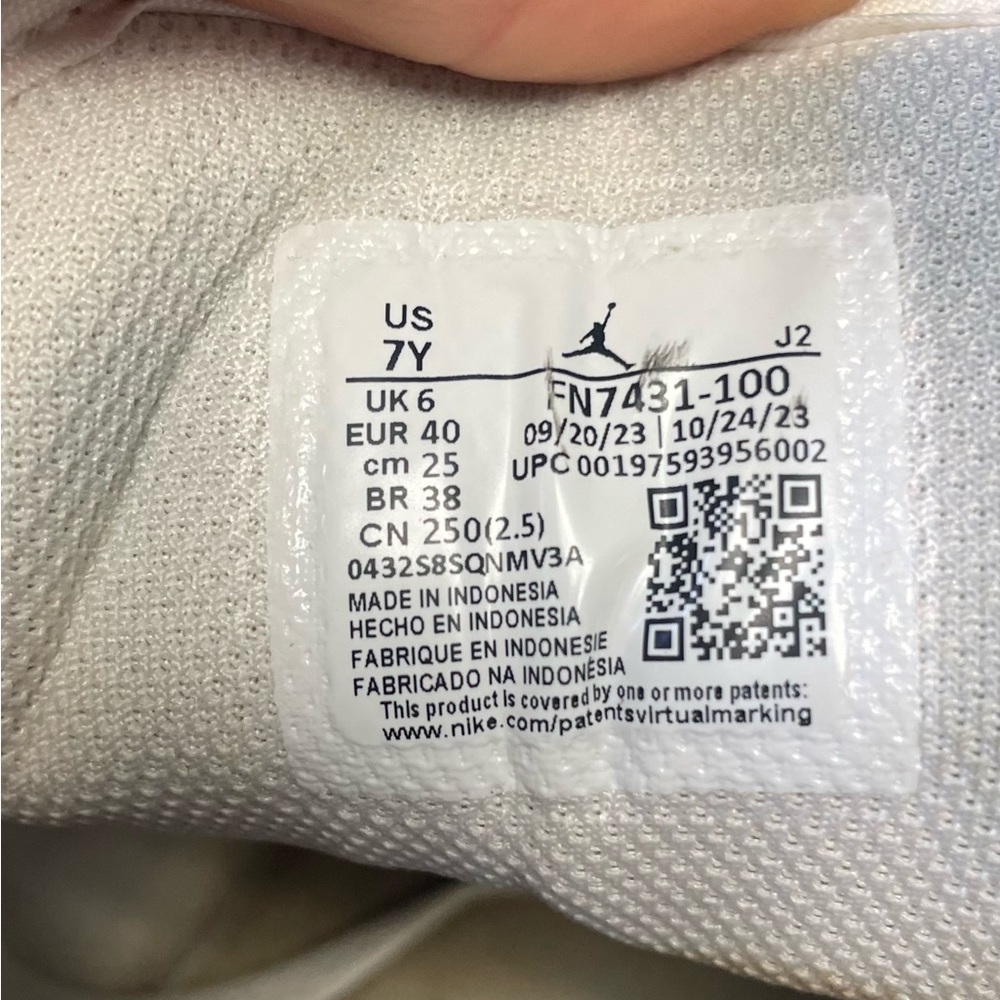 SOLD! Nike Air Jordan 1 Low SE Craft-  Size 7Y - Picture 6 of 9